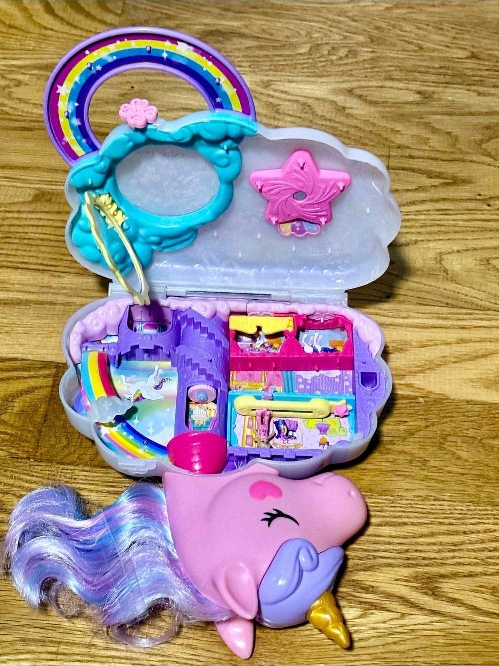 Polly Pocket Rainbow Unicorn 2022 Case And One Figure - Picture 5 of 6